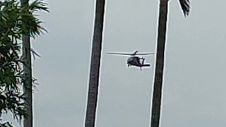 兩架直升機盤旋
