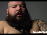 Chub tatoué se masturbe après s’être déshabillé Naked solo