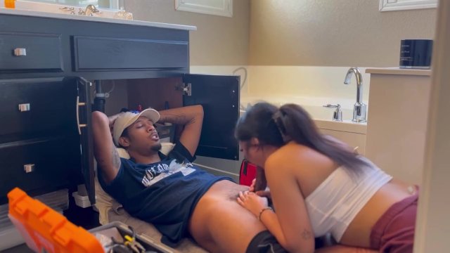 Asian sucking off the repair man