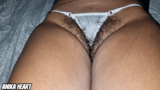 当他走进我的房间时，我让他抚摸我并吃掉我的毛茸茸的阴户