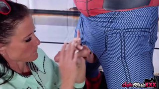 Milf traviesa Sofie Marie le da a Spiderman una increíble mamada
