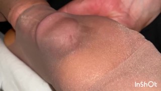 Mijn man masturbeert elke nacht met mijn voeten