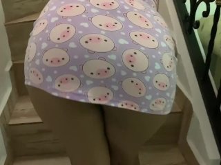 Mi hermanastro me graba mientras me masturbo en la escaleras.