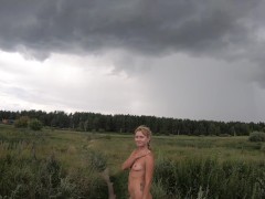 Голая девушка гуляет на мосту - Screenshot 13 of 16 - Nude Girl