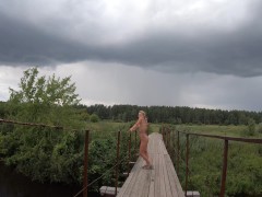 Голая девушка гуляет на мосту - Screenshot 4 of 16 - Exhibitionist