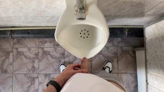 Wie pinkeln Männer in ein Urinal?