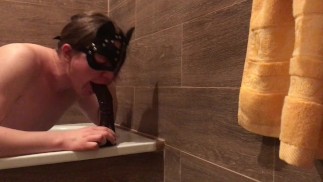 Maskierte Sissy verehrt BBC in einem Badezimmer