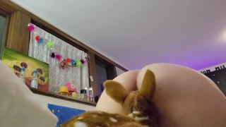 linda bebé coño dejando que su felpa de juguete ciervo se empape en sus aromas sexy y su mojado