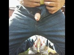 Pissing outside - Screenshot 5 of 16 - Pissing
