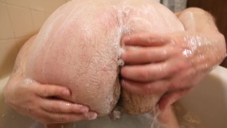 Замачиваю и намыливаю свою волосатую толстую в ванне