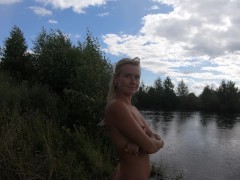 Голая девушка встретила мотоциклиста когда шел дождь - Screenshot 2 of 16 - Nudism