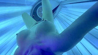 Мастурбация и соски играют в студии для загара