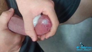 медленная игра спермы на необрезанном члене! кольцо для члена сделало его огромным!!