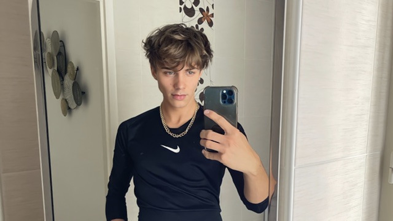 Blond twine Tom barber jerks off and plays with his ass