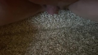 Ich musste so dringend pinkeln! Teppichpisse mit tropfendem Sperma