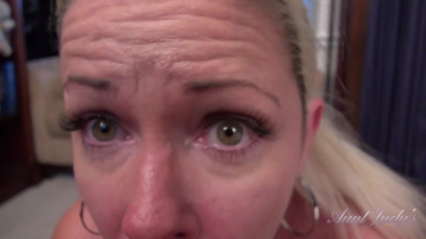 AuntJudy's - Tu madrastra milf peluda Liz chupa tu polla (POV)