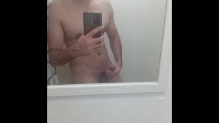 Hoy kerel masturbeert over de spiegel amateur jongens
