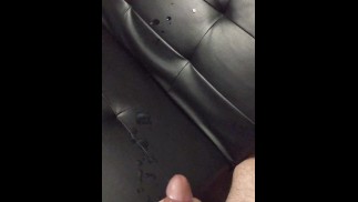 blasting cum su tutta la sedia in pelle
