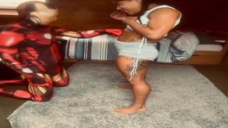Ironman teste les abdominaux de Goddess Alexia! (APERÇU)