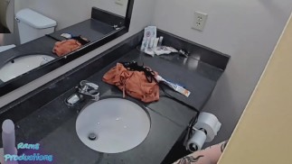 继姐姐抓住了我在酒店淋浴间看着她的主人......&没有停止......