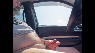 Мастурбация на оживленной парковке