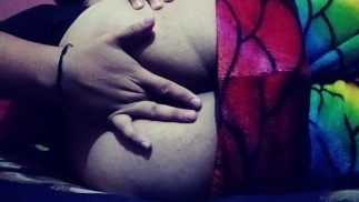 Jugando con mi ano mientras estoy solito en casa