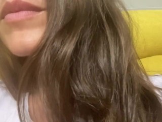 Las Mujeres Te Dejan Ver Su Brillante Cabello Oscuro y Jugar Con Ellas. Vista De Cerca