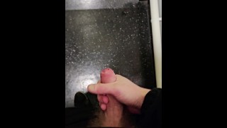 Branlette dans les toilettes publiques avec éjaculation