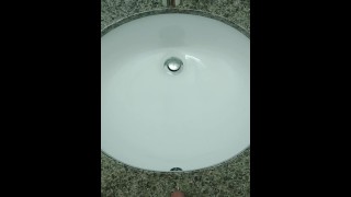 Pisse dans le lavabo de l’hôtel