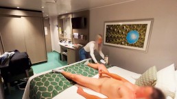 酒店接待处的女孩给我送来了一杯苏打水并帮助我完成射精