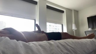 Hung jock 在酒店床上抽搐