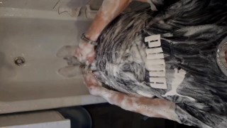 Pantalones cortos dobles y lavado de camiseta puma (slo-mo)