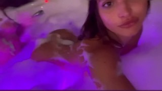 ALE DANGER MASTURBE Dans Le Bain À Remous Avec SARA DIAMANTE