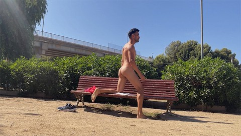 Se déshabiller sur le banc du parc en plein jour