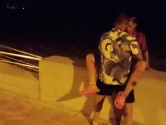 Sesso in spiaggia pubblica (con guardone) 2/16
