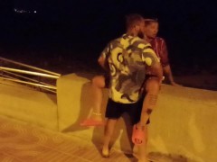 Sesso in spiaggia pubblica (con guardone) 4/16