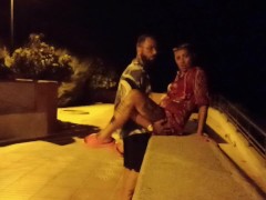 Sesso in spiaggia pubblica (con guardone) 9/16