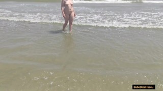 罗马尼亚色情 我在所有人面前的裸体海滩上操我妻子的湿猫