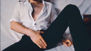 Ouvindo história pornô ASMR e se masturbando. Homem bonito no estilo Old Money se masturba