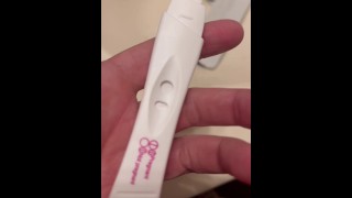 女の子は妊娠testを取り、彼女が繁殖しているかどうかを調べる