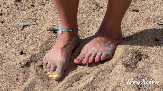 オーガズムと濡れた猫との私の足とオナニーはビーチでクローズアップ