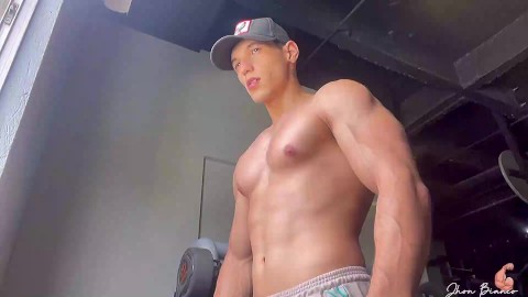 Muscle guy from gym does big muscle worship to cum