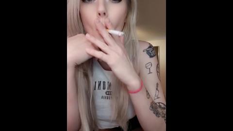 Sexy Fumando Blonde Bebé Tetas Grandes