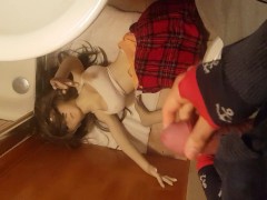 Zorrita con falda provocativa tiene ganas de chupar verga