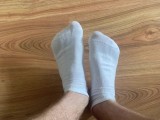 White socks hide the smelly feets