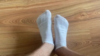 Calcetines blancos esconden los pies malolientes