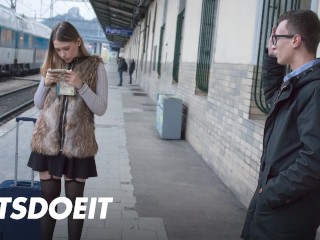 Selvaggia Werd Opgepikt Voor Een Snelle POV Seksdate - LETSDOEIT