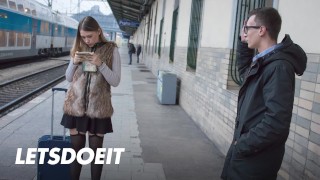 Selvaggia werd opgepikt voor een snelle POV seksdate - LETSDOEIT