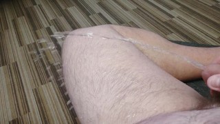 Mijar no chão sentado na cadeira do hotel