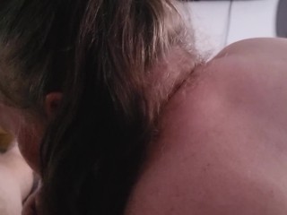 Fellation Matinal Pendant que Je Regarde un Porno De Pipe Profonde